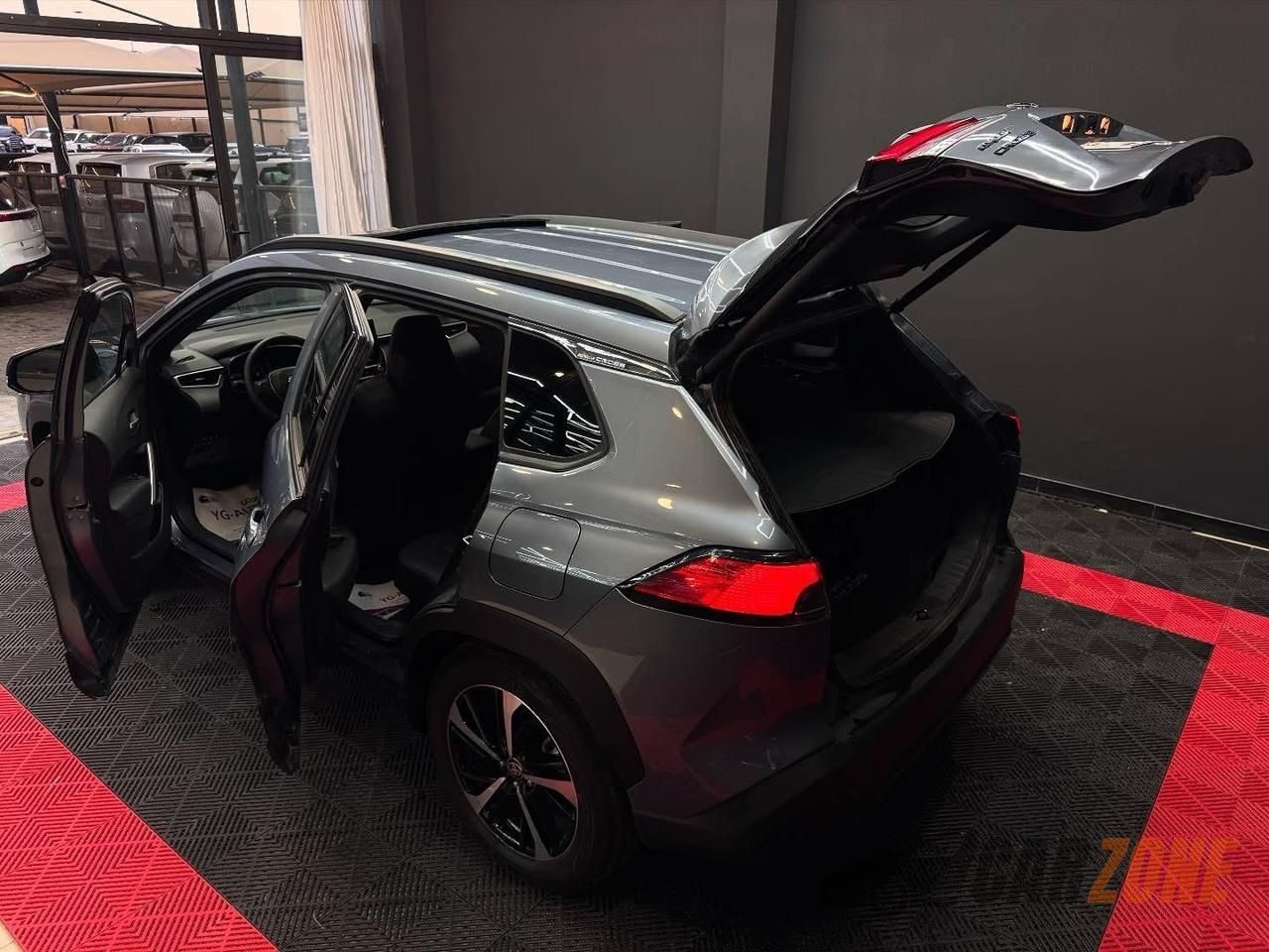 2024 تويوتا كورولا كروس XLE thumbnail 3