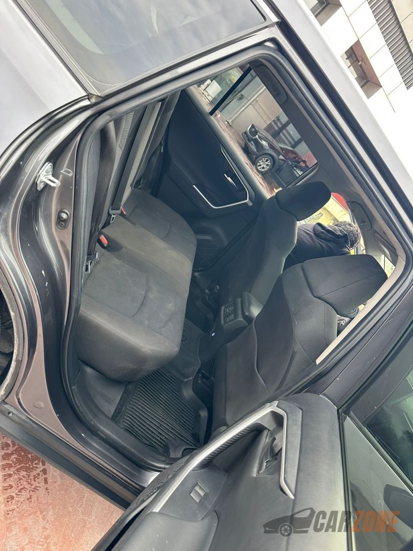 2024 تويوتا راف 4 thumbnail 6