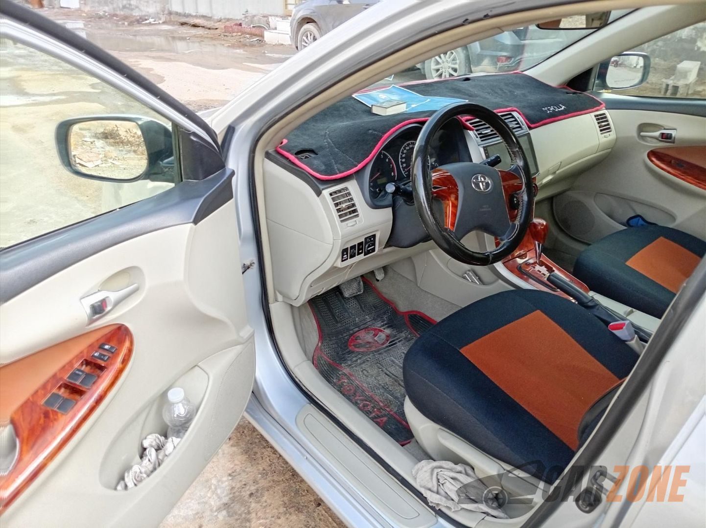 2013 Toyota Corolla XLE thumbnail 7