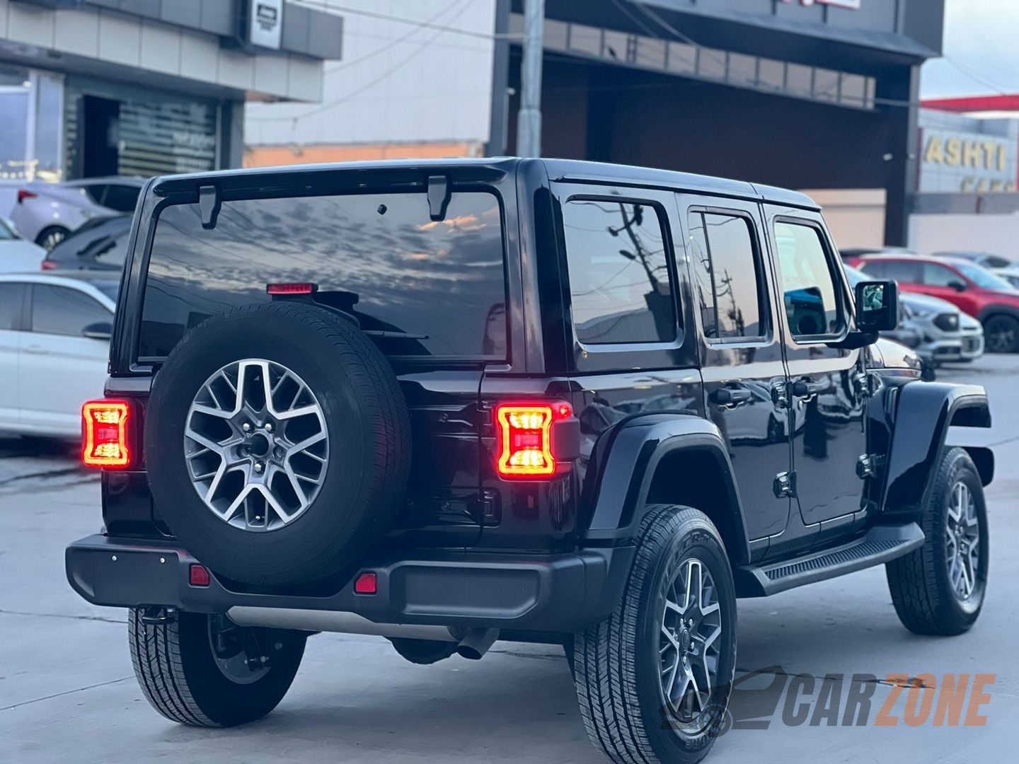 2025 جیپ ڕانگلەر Sahara thumbnail 5