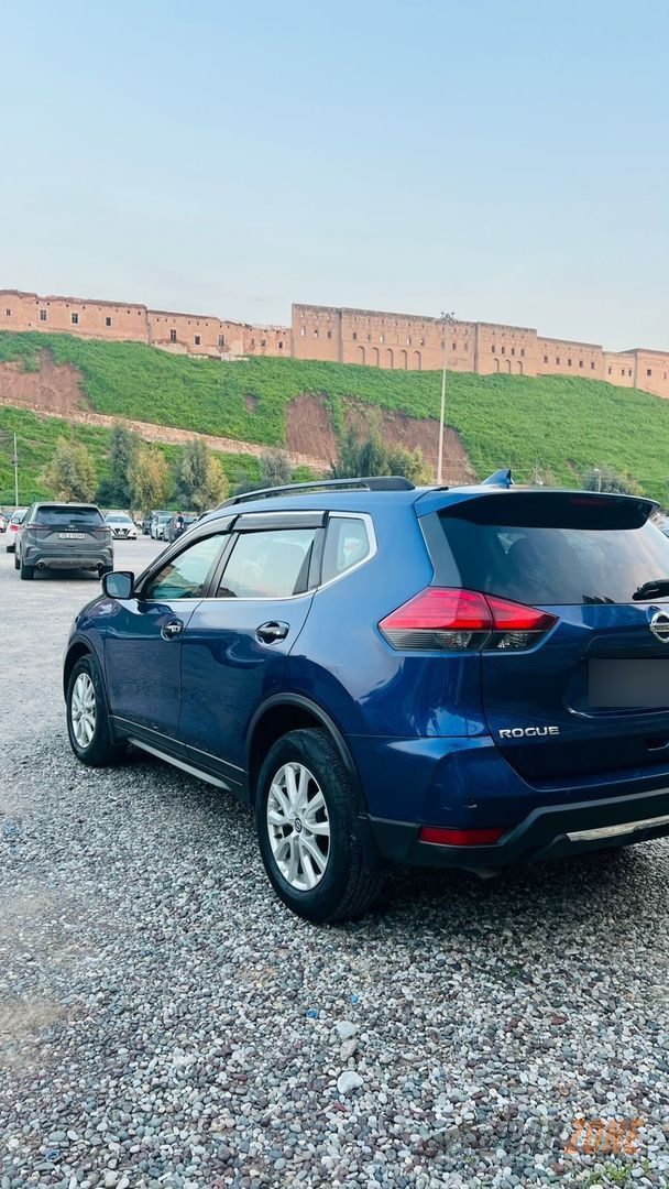 2017 Nissan Rogue SV thumbnail 4