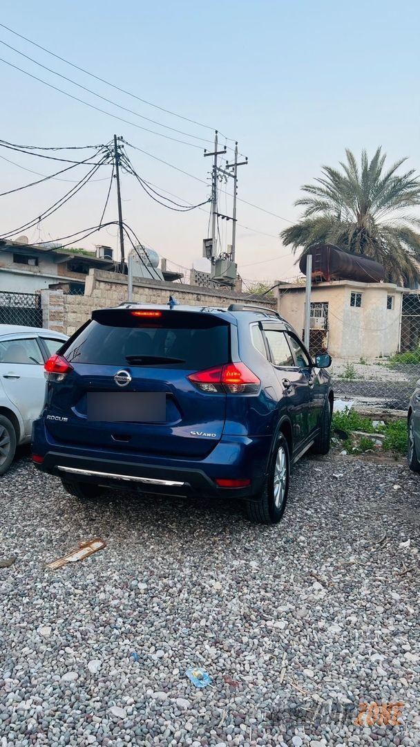 2017 Nissan Rogue SV thumbnail 5