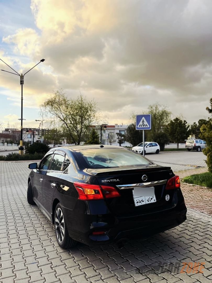 2019 Nissan Sentra SR thumbnail 4