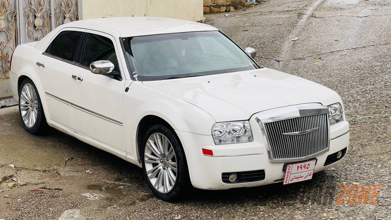 2010 Chrysler 300 thumbnail 4