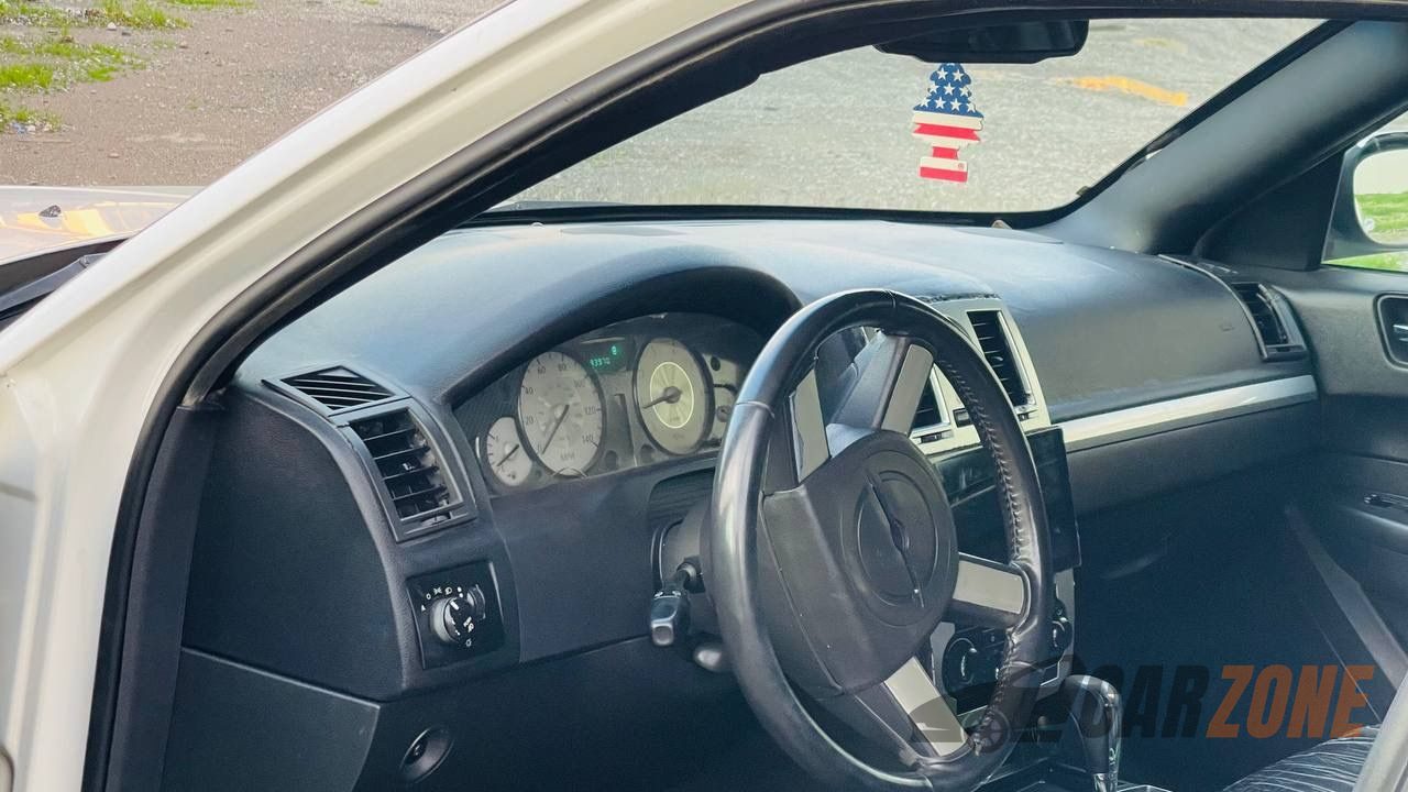 2010 Chrysler 300 thumbnail 6