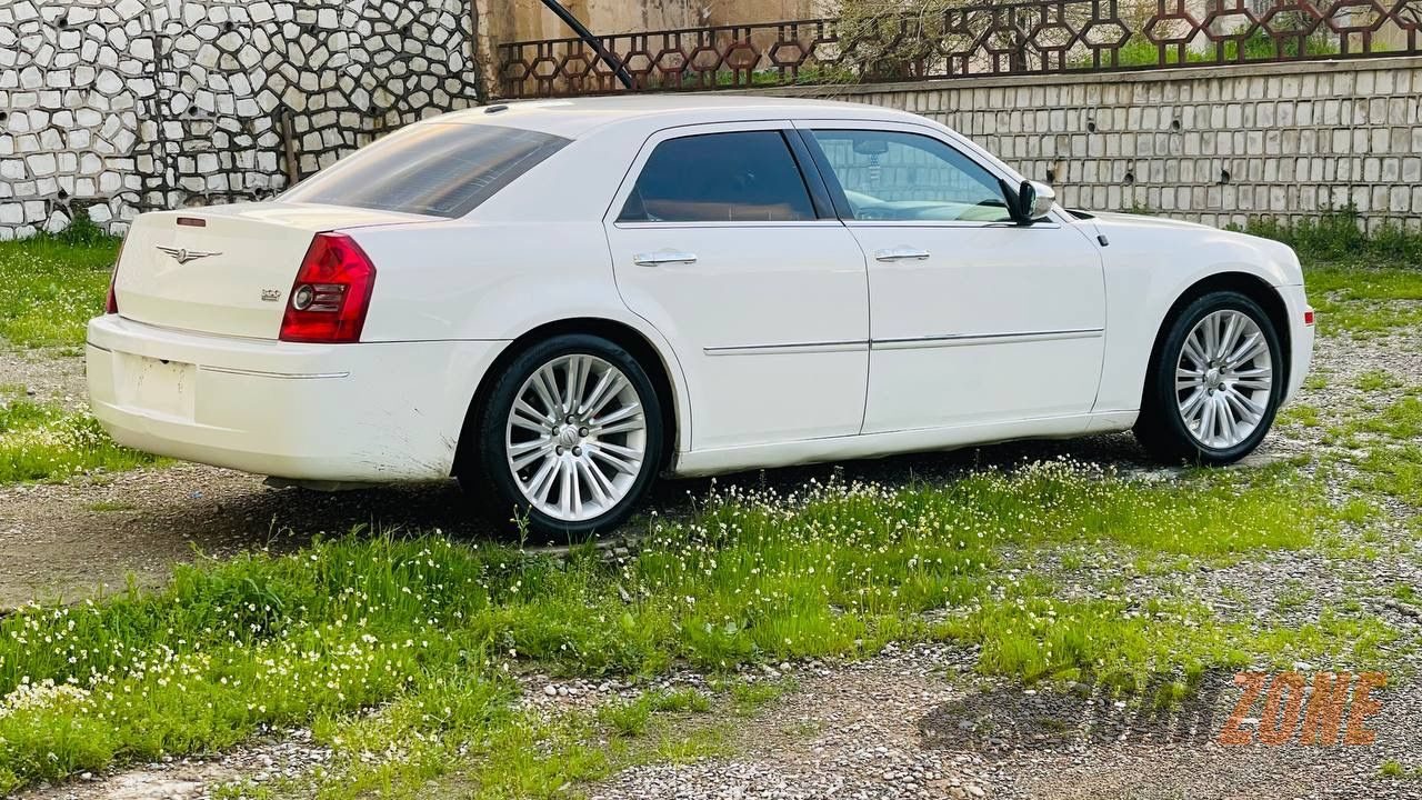2010 Chrysler 300 thumbnail 9