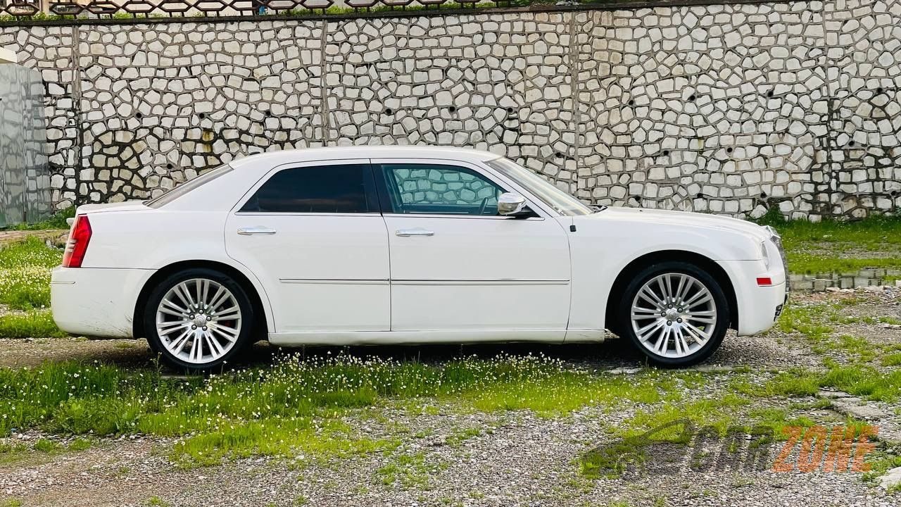 2010 Chrysler 300 thumbnail 10