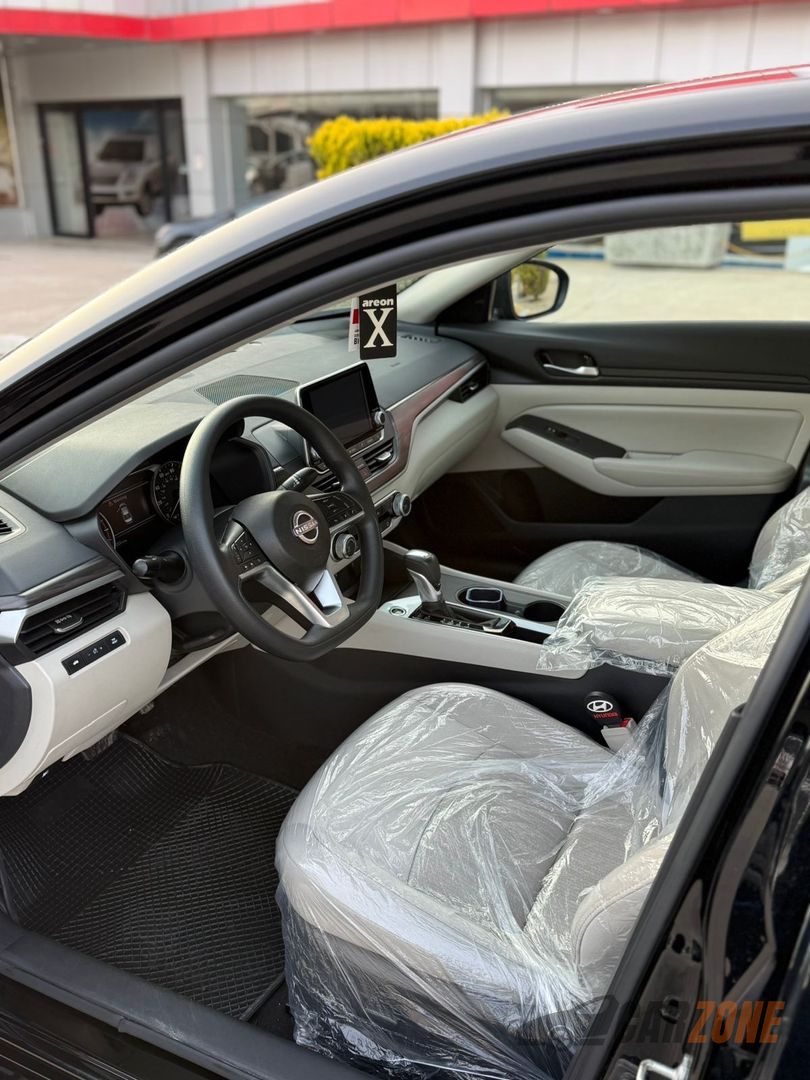 2025 Nissan Altima SV thumbnail 6