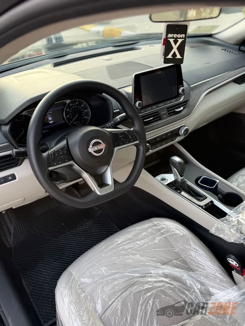 2025 Nissan Altima SV thumbnail 9